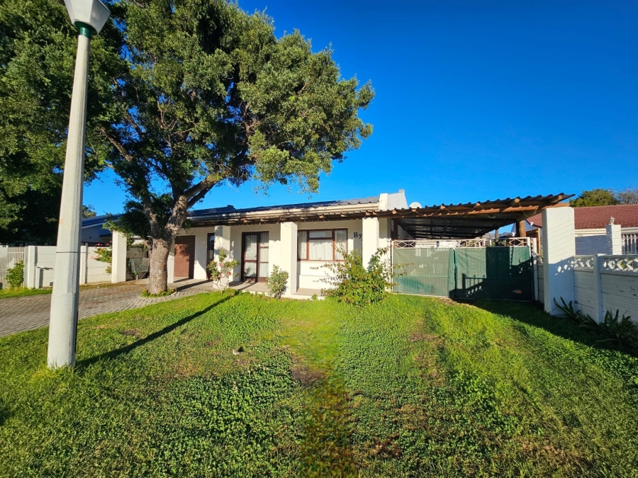 To Let 4 Bedroom Property for Rent in Kleinmond Western Cape